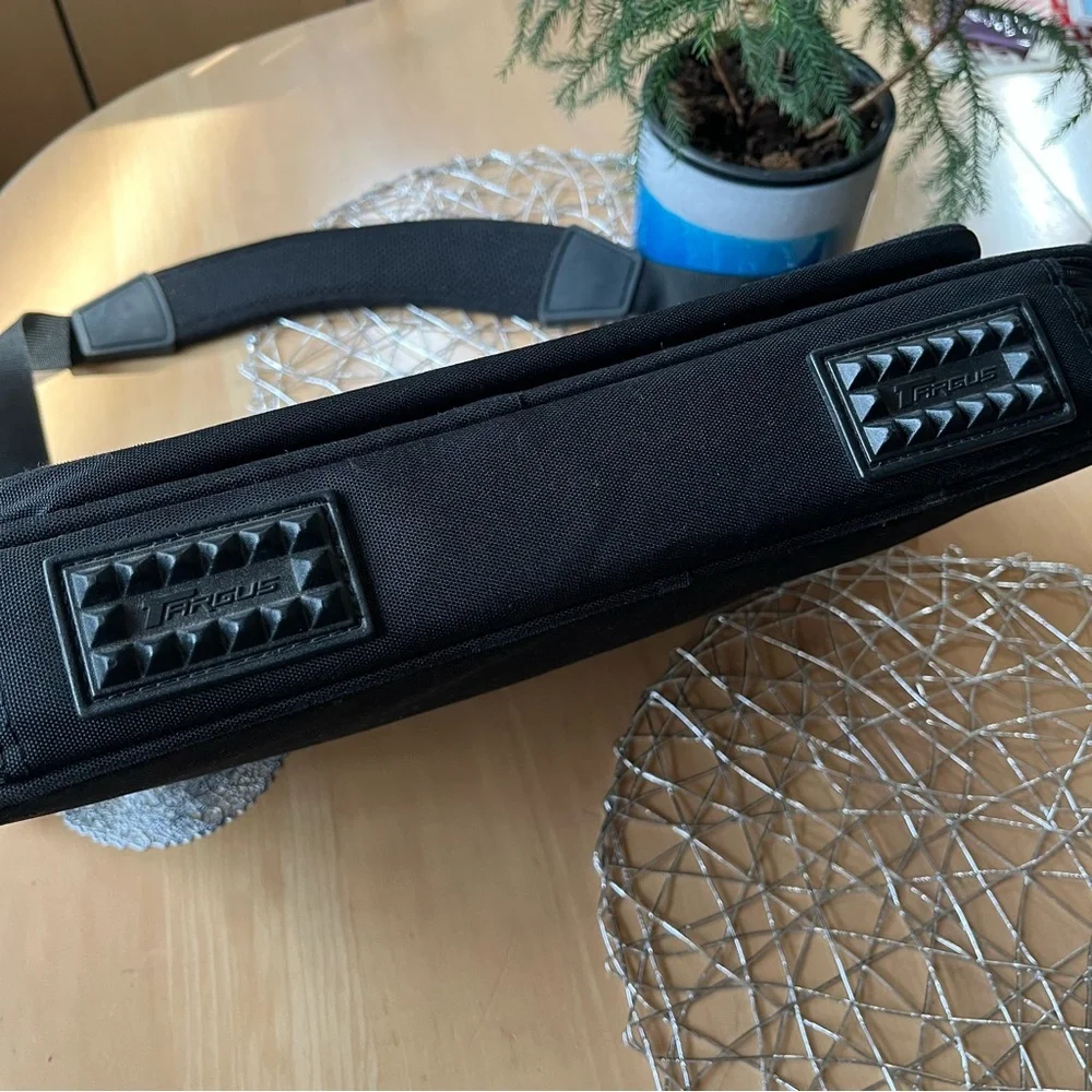 Targus black laptop bag - 12x16x2 - unisex